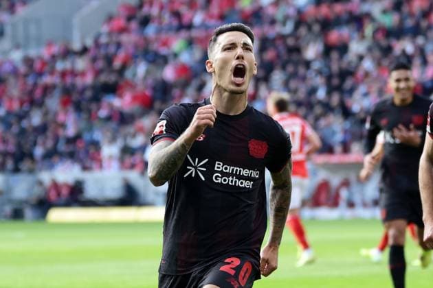 Mainz, Mewa Arena Mainz , 18 10 25, GER, Men, 1 Bundesliga, Season 2025 2026, 1 FSV Mainz 05 Bayer 04 Leverkusen, Alejandro Grimaldo Bayer 04 Leverkusen celebrates after his goal for 1 0 DFB DFL REGULATIONS PROHIBIT ANY USE OF PHOTOGRAPHS AS IMAGE SEQUENCES AND OR QUASI VIDEO Copyright: JoachimxBywaletz xJB-Sportfoto