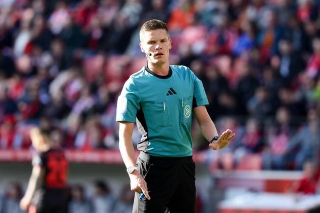 Mainz, Mewa Arena Mainz , 18 10 25, GER, Men, 1 Bundesliga, Season 2025 2026, 1 FSV Mainz 05 Bayer 04 Leverkusen, Referee Florian Exner gestures, DFB DFL REGULATIONS PROHIBIT ANY USE OF PHOTOGRAPHS AS IMAGE SEQUENCES AND OR QUASI VIDEO Copyright: JoachimxBywaletz xJB-Sportfoto