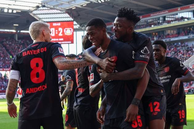 Mainz, Mewa Arena Mainz , 18 10 25, GER, Men, 1 Bundesliga, Saison 2025 2026, 1 FSV Mainz 05 Bayer 04 Leverkusen, Christian Kofane Bayer 04 Leverkusen celebrates after his goal to 2 0 with the team DFB DFL REGULATIONS PROHIBIT ANY USE OF PHOTOGRAPHS AS IMAGE SEQUENCES AND OR QUASI VIDEO Copyright: JoachimxBywaletz xJB-Sportfoto