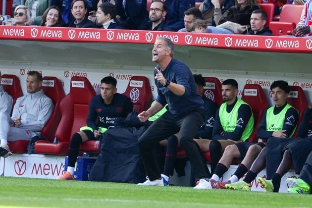Mainz, Mewa Arena Mainz , 18 10 25, GER, Men, 1 Bundesliga, Season 2025 2026, 1 FSV Mainz 05 Bayer 04 Leverkusen, Kasper Hjulmand head coach Bayer 04 Leverkusen gesticulates, DFB DFL REGULATIONS PROHIBIT ANY USE OF PHOTOGRAPHS AS IMAGE SEQUENCES AND OR QUASI VIDEO Copyright: JoachimxBywaletz xJB-Sportfoto