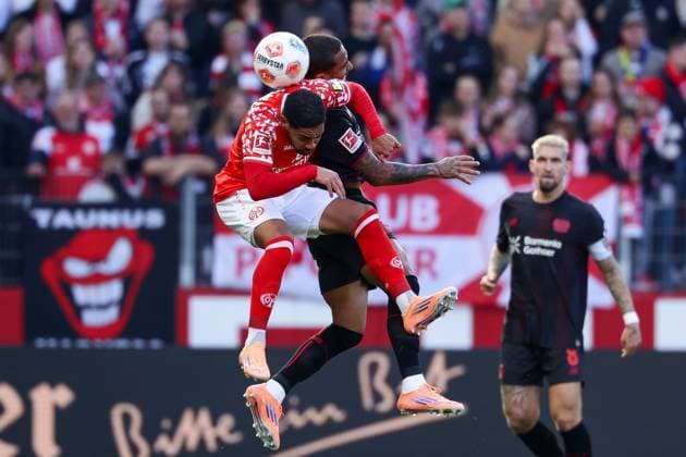 Mainz, Mewa Arena Mainz , 18 10 25, GER, Men, 1 Bundesliga, Season 2025 2026, 1 FSV Mainz 05 Bayer 04 Leverkusen, Philipp Mwene 1 FSV Mainz 05 and Arthur Bayer 04 Leverkusen in a duel, DFB DFL REGULATIONS PROHIBIT ANY USE OF PHOTOGRAPHS AS IMAGE SEQUENCES AND OR QUASI VIDEO Copyright: JoachimxBywaletz xJB-Sportfoto