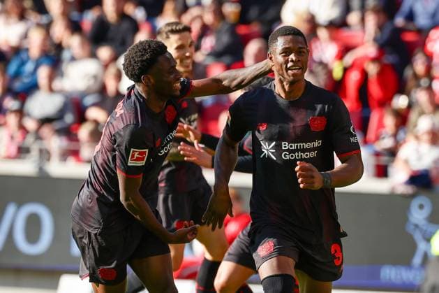 Mainz, Mewa Arena Mainz , 18 10 25, GER, Men, 1 Bundesliga, Saison 2025 2026, 1 FSV Mainz 05 Bayer 04 Leverkusen, Ernest Poku Bayer 04 Leverkusen and Christian Kofane Bayer 04 Leverkusen cheer after his goal to 0 2 DFB DFL REGULATIONS PROHIBIT ANY USE OF PHOTOGRAPHS AS IMAGE SEQUENCES AND OR QUASI VIDEO Copyright: JoachimxBywaletz xJB-Sportfoto