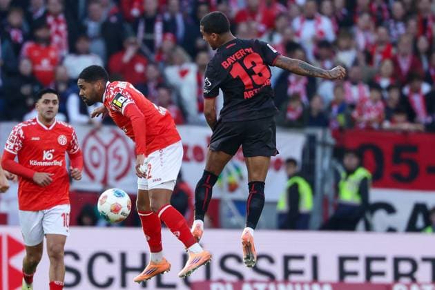 Mainz, Mewa Arena Mainz , 18 10 25, GER, Men, 1 Bundesliga, Saison 2025 2026, 1 FSV Mainz 05 Bayer 04 Leverkusen, Philipp Mwene 1 FSV Mainz 05 and Arthur Bayer 04 Leverkusen in a duel, DFB DFL REGULATIONS PROHIBIT ANY USE OF PHOTOGRAPHS AS IMAGE SEQUENCES AND OR QUASI VIDEO Copyright: JoachimxBywaletz xJB-Sportfoto