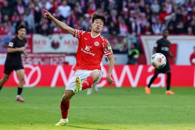 Mainz, Mewa Arena Mainz , 18 10 25, GER, Men, 1 Bundesliga, Season 2025 2026, 1 FSV Mainz 05 Bayer 04 Leverkusen, Jae Sung Lee 1 FSV Mainz 05 in action, on the ball, DFB DFL REGULATIONS PROHIBIT ANY USE OF PHOTOGRAPHS AS IMAGE SEQUENCES AND OR QUASI VIDEO Copyright: JoachimxBywaletz xJB-Sportfoto