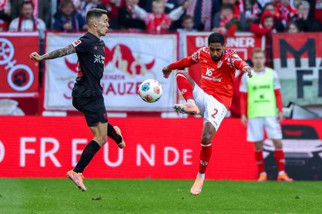 Mainz, Mewa Arena Mainz , 18 10 25, GER, Men, 1 Bundesliga, Season 2025 2026, 1 FSV Mainz 05 Bayer 04 Leverkusen, Alejandro Grimaldo Bayer 04 Leverkusen and Philipp Mwene 1 FSV Mainz 05 in a duel, DFB DFL REGULATIONS PROHIBIT ANY USE OF PHOTOGRAPHS AS IMAGE SEQUENCES AND OR QUASI VIDEO Copyright: JoachimxBywaletz xJB-Sportfoto