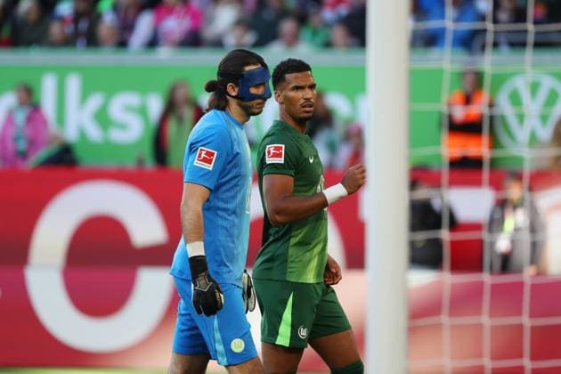 VfL vs Stuttgart, 1 BL Wolfsburg, 18 10 2025, FOOTBALL VfL Wolfsburg vs VfB Stuttgart, 1 BL, Season 2025 26 Goalkeeper Kamil Grabara VfL Wolfsburg , Moritz Jenz VfL Wolfsburg Wolfsburg