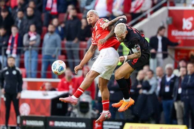 Mainz, Mewa Arena Mainz , 18 10 25, GER, Men, 1 Bundesliga, Season 2025 2026, 1 FSV Mainz 05 Bayer 04 Leverkusen, Robert Andrich Bayer 04 Leverkusen and Armindo Sieb 1 FSV Mainz 05 in a duel, DFB DFL REGULATIONS PROHIBIT ANY USE OF PHOTOGRAPHS AS IMAGE SEQUENCES AND OR QUASI VIDEO Copyright: JoachimxBywaletz xJB-Sportfoto