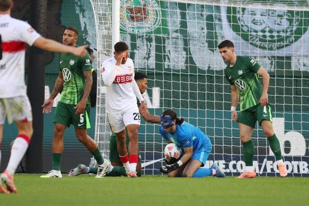 VfL vs Stuttgart, 1 BL Wolfsburg, 18 10 2025, FOOTBALL VfL Wolfsburg vs VfB Stuttgart, 1 BL, Season 2025 26 Goalkeeper Kamil Grabara VfL Wolfsburg , Konstantinos Koulierakis VfL Wolfsburg Wolfsburg