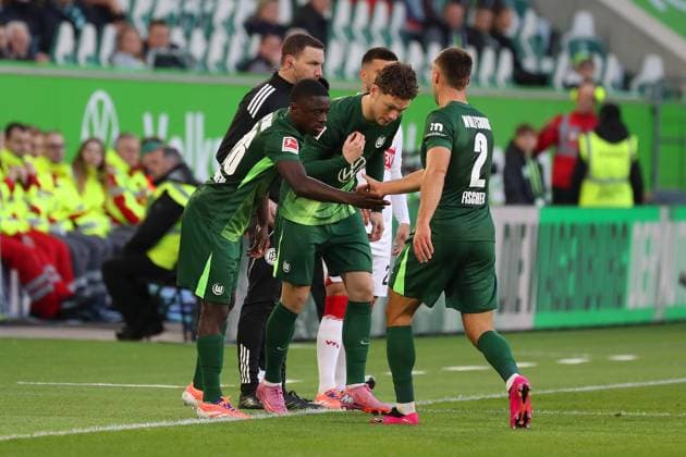 VfL vs Stuttgart, 1 BL Wolfsburg, 18 10 2025, FOOTBALL VfL Wolfsburg vs VfB Stuttgart, 1 BL, Season 2025 26 Saël Kumbedi VfL Wolfsburg , Skov Olsen VfL Wolfsburg come into the game Wolfsburg