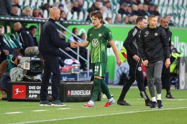 VfL vs Stuttgart, 1 BL Wolfsburg, 18 10 2025, FOOTBALL VfL Wolfsburg vs VfB Stuttgart, 1 BL, Season 2025 26 Head coach Paul Simonis VfL Wolfsburg , Mattias Svanberg VfL Wolfsburg Wolfsburg