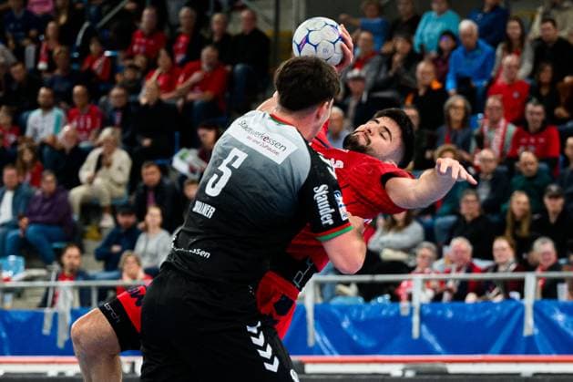 Bietigheim HBL 25 26 SG BBM Bietigheim TUSEM Essen v li in duel Valentin Willner Tusem Essen , Juan de la Pena Bietigheim Bietigheim Bissingen Egetrans Arena Baden Württemberg Germany