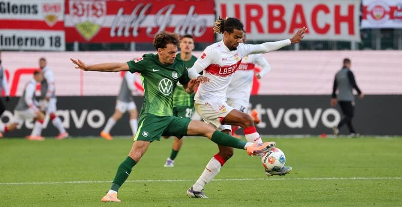 18 10 2025, Germany, Wolfsburg, Soccer Bundesliga, Season 2025 2026, VfL Wolfsburg vs VfB Stuttgart, f l Aaron Zehnter VfL , Lorenz Assignon VfB