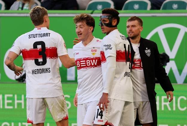 18 10 2025, Germany, Wolfsburg, Soccer Bundesliga, Season 2025 2026, VfL Wolfsburg vs VfB Stuttgart, cheering after the 0 3 goal, right from l Ramon Hendriks VfB , scorer Angelo Stiller VfB , Luca Jaquez VfB , Maximilian Mittelstädt VfB