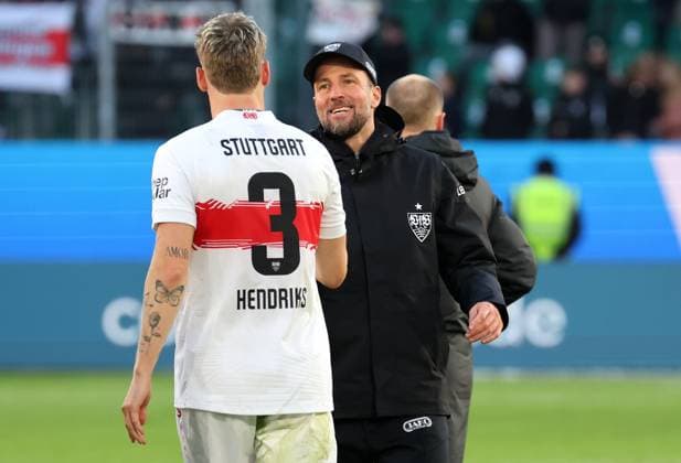 18 10 2025, Germany, Wolfsburg, Soccer Bundesliga, Season 2025 2026, VfL Wolfsburg vs VfB Stuttgart, f l Ramon Hendriks VfB , VfB Coach Sebastian Hoeneß