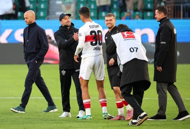 18 10 2025, Germany, Wolfsburg, Soccer Bundesliga, Season 2025 2026, VfL Wolfsburg vs VfB Stuttgart, f l VfL coach Paul Simonis, VfB coach Sebastian Hoeneß, Chema VfB , Maximilian Mittelstädt VfB , VfB sports director Christian Gentner