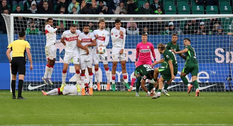 18 10 2025, Germany, Wolfsburg, Soccer Bundesliga, Season 2025 2026, VfL Wolfsburg vs VfB Stuttgart, Adam Daghim VfL shoots a free kick, free kick wall, free kick, wall, f l Nikolas Nartey, Jeff Chabot, Josha Vagnoman, Atakar Karazor, Chema, Alexander Nübel all VfB