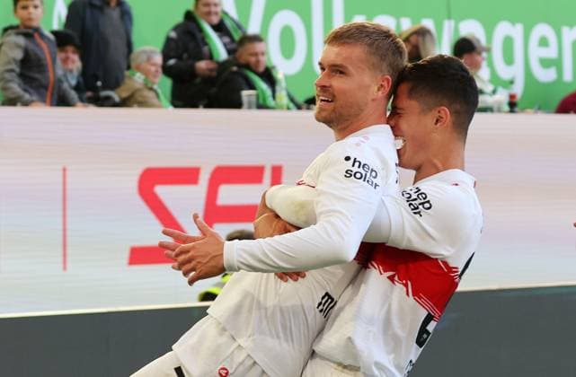 18 10 2025, Germany, Wolfsburg, Soccer Bundesliga, Season 2025 2026, VfL Wolfsburg vs VfB Stuttgart, Cheering after the 0 2 goal, Scorer Maximilian Mittelstädt VfB , right Chema VfB
