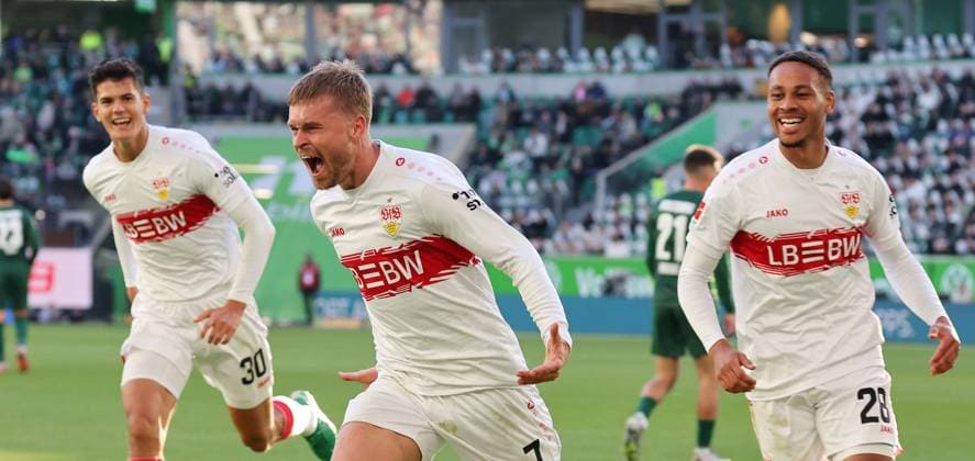 18 10 2025, Germany, Wolfsburg, Soccer Bundesliga, Season 2025 2026, VfL Wolfsburg vs VfB Stuttgart, Cheering after the 0 2 goal, f l Chema VfB , Scorer Maximilian Mittelstädt VfB , Nikolas Nartey VfB