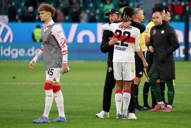18 10 2025, Germany, Wolfsburg, Soccer Bundesliga, Season 2025 2026, VfL Wolfsburg vs VfB Stuttgart, f l VfB coach Sebastian Hoeneß, Lorenz Assignon VfB