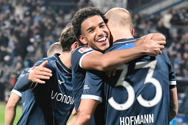 Francis Onyeka Bochum 21 cheers with the team after scoring the 3-0 goal 18 10 2025 Football VfL Bochum vs Hertha BSC, Vonovia Ruhrstadion, Bochum, DFB DFL REGULATIONS PROHIBIT ANY USE OF PHOTOGRAPHS AS IMAGE SEQUENCES AND OR QUASI VIDEO Copyright: xpepphotox xSaschaxWeizx pep00321, pep_20251018_hm_168371