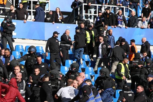 18.10.2025, xrekx, Fussball 2.Bundesliga, Karlsruher SC - 1.FC Kaiserslautern v.l. Krawalle, Randale,Provokation, Schlaegerei, Polizei, FCK und KSC Fans nach dem Spiel (DFL DFB REGULATIONS PROHIBIT ANY USE OF PHOTOGRAPHS as IMAGE SEQUENCES and or QUASI-VIDEO) Karlsruhe *** 18 10 2025, xrekx, Fußball 2 Bundesliga, Karlsruher SC 1 FC Kaiserslautern v l Krawalle, Randale,Provokation, Schlaegerei, Polizei, FCK und KSC Fans nach dem Spiel DFL DFB REGULATIONS PROHIBIT ANY USE OF PHOTOGRAPHS as IMAGE SEQUENCES and or QUASI VIDEO Karlsruhe
