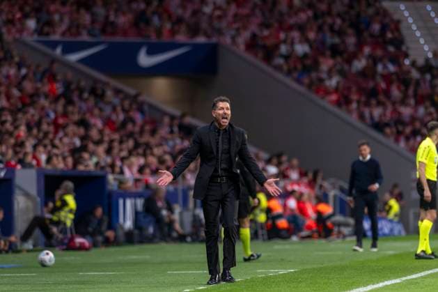October 19, 2025, Madrid, Madrid, Spain: DIEGO PABLO SIMEONE, head coach of ATLETICO DE MADRID gestures during the EA Sports La Liga soccer match ATLETICO DE MADRID vs. CLUB ATLETICO OSASUNA, held on October 18, 2025, at the Riad Air Metropolitano, Madrid, Spain. Madrid Spain - ZUMAc312 20251019_zsp_c312_155 Copyright: xOscarxManuelxSanchezx