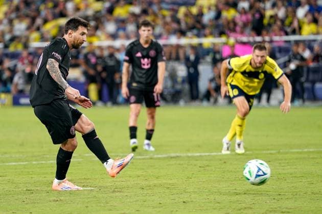 October 18, 2025, Nashville, Tennessee, USA: Inter Miami forward Lionel Messi (10) attempts a penalty kick during the second half against Nashville SC at Geodis Park. Nashville USA - ZUMAh237 20251018_zsp_h237_087 Copyright: xCamdenxHallx