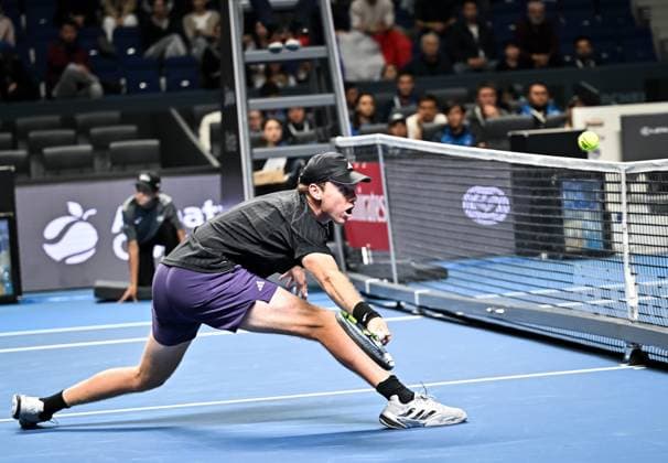 (251019) -- ALMATY, Oct. 19, 2025 -- Alex Michelsen of the United States hits a return during the men s singles semifinal match against Corentin Moutet of France at the ATP, Tennis Herren 250 Almaty Tennis Open in Almaty, Kazakhstan, on Oct. 18, 2025. ) (SP)KAZAKHSTAN-ALMATY-TENNIS-ALMATY OPEN-SEMIFINAL LixRenzi 