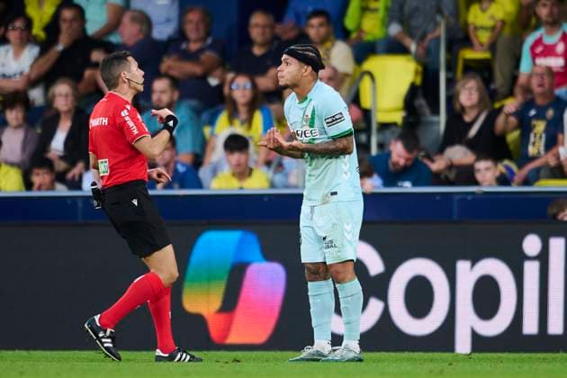 Villarreal CF and Real Betis - LaLiga EA Sports VILLARREAL, SPAIN - OCTOBER 18: Cucho Hernandez of Real Betis during to the LaLiga EA Sports match between Villarreal CF and Real Betis at La Ceramica stadium on October 18, 2025 in Villarreal, Spain. (Photo by Francisco Macia Photo Players Images Magara Press) Villarreal La Ceramica Stadium Spain Copyright: xFranciscoxMaciax