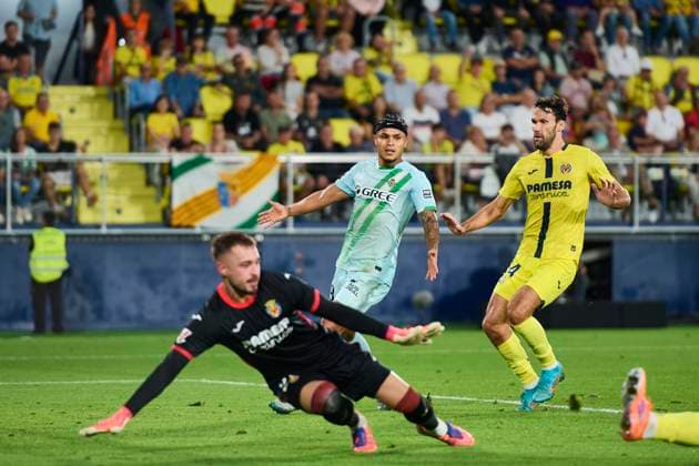 Villarreal CF and Real Betis - LaLiga EA Sports VILLARREAL, SPAIN - OCTOBER 18: Cucho Hernandez of Real Betis during to the LaLiga EA Sports match between Villarreal CF and Real Betis at La Ceramica stadium on October 18, 2025 in Villarreal, Spain. (Photo by Francisco Macia Photo Players Images Magara Press) Villarreal La Ceramica Stadium Spain Copyright: xFranciscoxMaciax