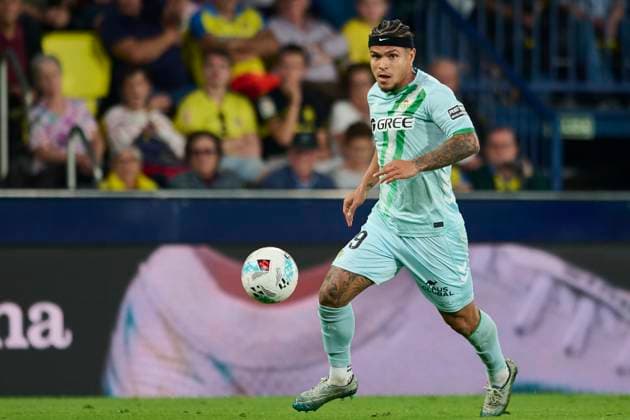 Villarreal CF and Real Betis - LaLiga EA Sports VILLARREAL, SPAIN - OCTOBER 18: Cucho Hernandez of Real Betis during to the LaLiga EA Sports match between Villarreal CF and Real Betis at La Ceramica stadium on October 18, 2025 in Villarreal, Spain. (Photo by Francisco Macia Photo Players Images Magara Press) Villarreal La Ceramica Stadium Spain Copyright: xFranciscoxMaciax