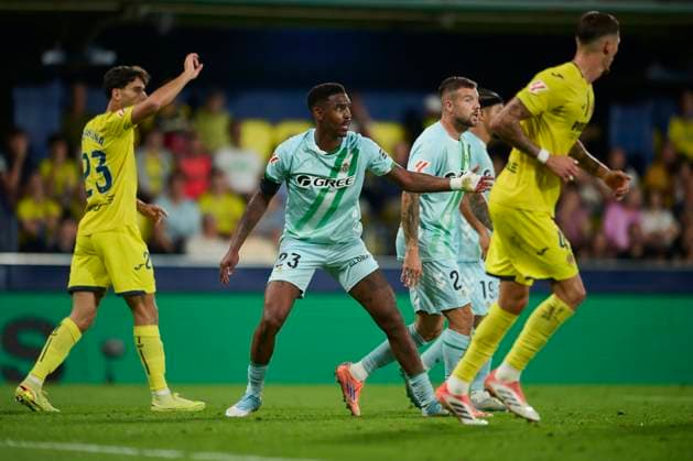 Villarreal CF and Real Betis - LaLiga EA Sports VILLARREAL, SPAIN - OCTOBER 18: Junior Firpo of Real Betis during to the LaLiga EA Sports match between Villarreal CF and Real Betis at La Ceramica stadium on October 18, 2025 in Villarreal, Spain. (Photo by Francisco Macia Photo Players Images Magara Press) Villarreal La Ceramica Stadium Spain Copyright: xFranciscoxMaciax