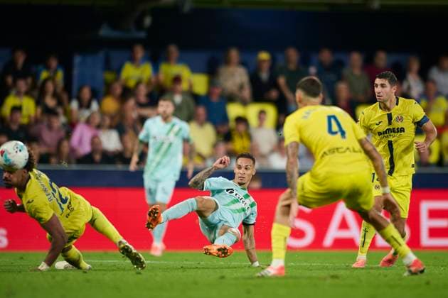 Villarreal CF and Real Betis - LaLiga EA Sports VILLARREAL, SPAIN - OCTOBER 18: Antony Matheus Dos Santos of Real Betis during to the LaLiga EA Sports match between Villarreal CF and Real Betis at La Ceramica stadium on October 18, 2025 in Villarreal, Spain. (Photo by Francisco Macia Photo Players Images Magara Press) Villarreal La Ceramica Stadium Spain Copyright: xFranciscoxMaciax