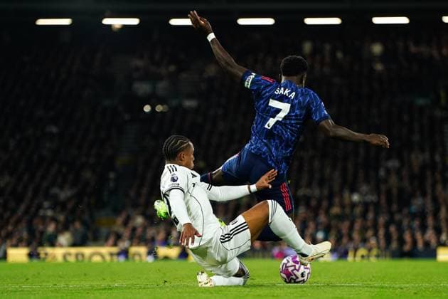 Premier League Fulham v Arsenal Penalty incident involving Bukayo Saka of Arsenal and Kevin of Fulham during the Premier League match Fulham vs Arsenal at Craven Cottage, London, United Kingdom, 18th October 2025 (Photo by Harvey Murphy News Images) Copyright: xHarveyxMurphy NewsxImagesx
