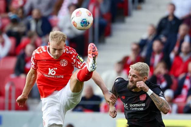 (251019) -- MAINZ, Oct. 19, 2025 -- Andreas Hanche Olsen (L) of FSV Mainz 05 vies with Robert Andrich of Bayer 04 Leverkusen during the German first division Bundesliga football match between FSV Mainz 05 and Bayer 04 Leverkusen in Mainz, Germany, Oct. 18, 2025. (Photo by Xinhua) (SP)GERMANY-MAINZ-FOOTBALL-BUNDESLIGA-MAINZ VS LEVERKUSEN JoachimxBywaletz 