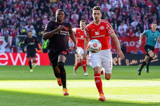 (251019) -- MAINZ, Oct. 19, 2025 -- Dominik Kohr (R) of FSV Mainz 05 vies with Christian Kofane (L) of Bayer 04 Leverkusen during the German first division Bundesliga football match between FSV Mainz 05 and Bayer 04 Leverkusen in Mainz, Germany, Oct. 18, 2025. (Photo by Xinhua) (SP)GERMANY-MAINZ-FOOTBALL-BUNDESLIGA-MAINZ VS LEVERKUSEN JoachimxBywaletz 