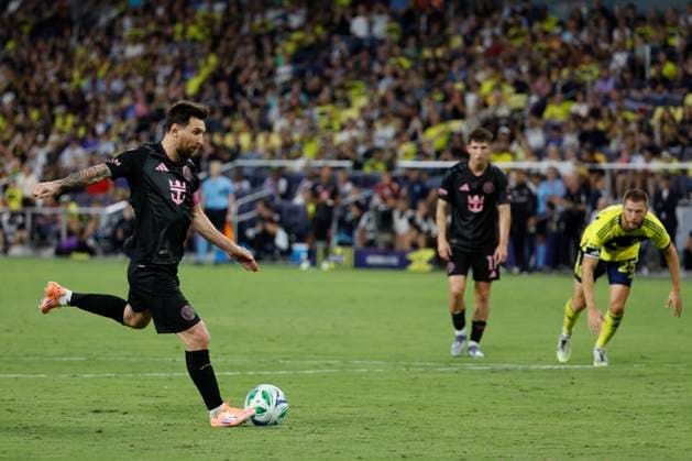 NASHVILLE, TN - OCTOBER 18: Inter Miami forward Lionel Messi 10 takes a penalty kick during a match between Nashville SC and Inter Miami, October 18, 2025 at GEODIS Park in Nashville, Tennessee. (Photo by Matthew Maxey Icon Sportswire) SOCCER: OCT 18 MLS, Fussball Herren, USA Nashville SC vs Inter Miami CF EDITORIAL USE ONLY Icon25101823
