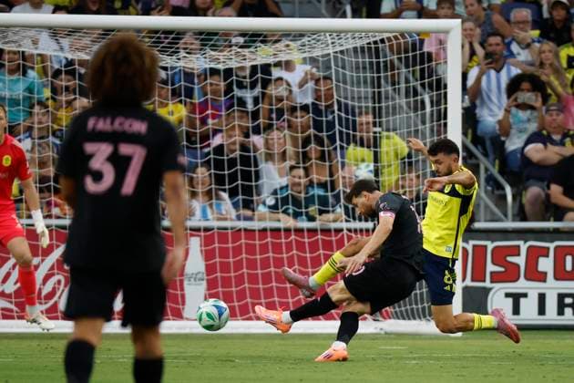 NASHVILLE, TN - OCTOBER 18: Inter Miami forward Lionel Messi 10 connects with his left foot for a goal in front of Nashville SC midfielder Patrick Yazbek 8 during a match between Nashville SC and Inter Miami, October 18, 2025 at GEODIS Park in Nashville, Tennessee. (Photo by Matthew Maxey Icon Sportswire) SOCCER: OCT 18 MLS, Fussball Herren, USA Nashville SC vs Inter Miami CF EDITORIAL USE ONLY Icon25101808