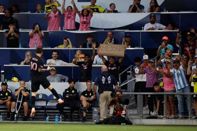 NASHVILLE, TN - OCTOBER 18: Inter Miami forward Lionel Messi 10 does his signature fist pump in front of fans after scoring a first half goal during a match between Nashville SC and Inter Miami, October 18, 2025 at GEODIS Park in Nashville, Tennessee. (Photo by Matthew Maxey Icon Sportswire) SOCCER: OCT 18 MLS, Fussball Herren, USA Nashville SC vs Inter Miami CF EDITORIAL USE ONLY Icon25101809