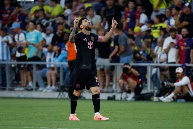 NASHVILLE, TN - OCTOBER 18: Inter Miami forward Lionel Messi 10 points to the sky after scoring a first half goal during a match between Nashville SC and Inter Miami, October 18, 2025 at GEODIS Park in Nashville, Tennessee. (Photo by Matthew Maxey Icon Sportswire) SOCCER: OCT 18 MLS, Fussball Herren, USA Nashville SC vs Inter Miami CF EDITORIAL USE ONLY Icon25101810