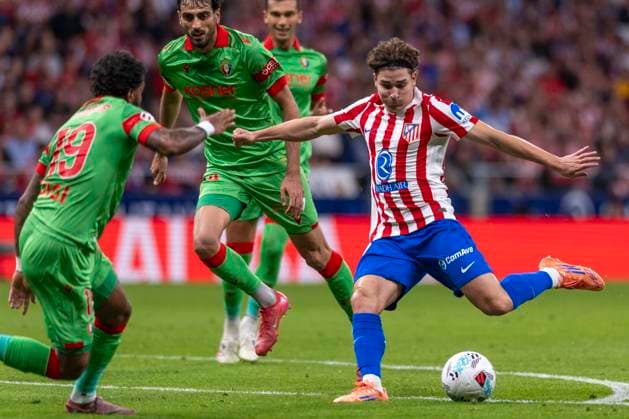 October 19, 2025, Madrid, Madrid, Spain: JULIAN ALVAREZ of ATLETICO DE MADRID shoots for goal during the EA Sports La Liga soccer match ATLETICO DE MADRID vs. CLUB ATLETICO OSASUNA, held on October 18, 2025, at the Riad Air Metropolitano, Madrid, Spain. Madrid Spain - ZUMAc312 20251019_zsp_c312_065 Copyright: xOscarxManuelxSanchezx