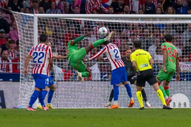 October 19, 2025, Madrid, Madrid, Spain: ENZO BOYOMO of Club Atletico Osasuna shoots for goal during the EA Sports La Liga soccer match ATLETICO DE MADRID vs. CLUB ATLETICO OSASUNA, held on October 18, 2025, at the Riad Air Metropolitano, Madrid, Spain. Madrid Spain - ZUMAc312 20251019_zsp_c312_158 Copyright: xOscarxManuelxSanchezx