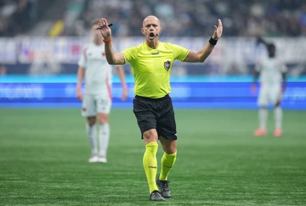 October 18, 2025, Vancouver, Bc, CANADA: Referee Allen Chapman shouts at Vancouver Whitecaps goalkeeper Yohei Takaoka to put the ball in play quicker during the first half of an MLS, Fussball Herren, USA soccer match against FC Dallas, in Vancouver, on Saturday, October 18, 2025. Canada News - October 18, 2025  - ZUMAc35_ 20251018_zaf_c35_206 Copyright: xDarrylxDyckx