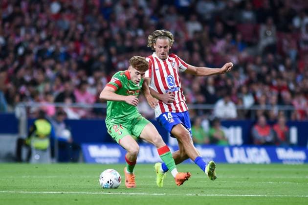 (251019) -- MADRID, Oct. 19, 2025 -- Marcos Llorente (R) of Atletico de Madrid vies with Victor Munoz of CA Osasuna during the La Liga football match between Atletico de Madrid and CA Osasuna in Madrid, Spain, Oct. 18, 2025. (Photo by Xinhua) (SP)SPAIN-MADRID-FOOTBALL-LA LIGA-ATLETICO DE MADRID VS OSASUNA GustavoxValiente 