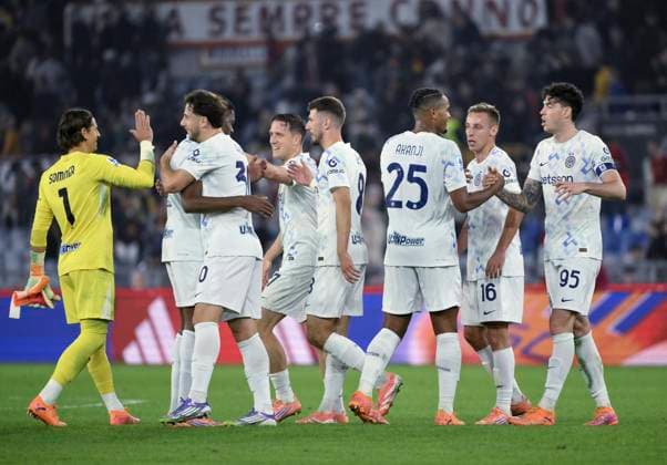 (251019) -- ROME, Oct. 19, 2025 -- Inter Milan s players celebrate after a Serie A football match between Roma and Inter Milan in Rome, Italy, Oct.18, 2025. (SP)ITALY-ROME-FOOTBALL-SERIE A-ROME VS INTER (Xinhua) 