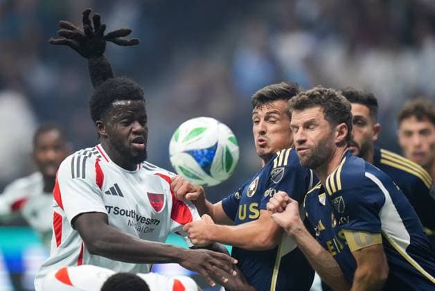 October 18, 2025, Vancouver, Bc, CANADA: FC Dallas Lalas Abubakar, from left to right, vies for the ball against Vancouver Whitecaps Andres Cubas and Thomas Muller during the first half of an MLS, Fussball Herren, USA soccer match, in Vancouver, on Saturday, October 18, 2025. Canada News - October 18, 2025  - ZUMAc35_ 20251018_zaf_c35_214 Copyright: xDarrylxDyckx