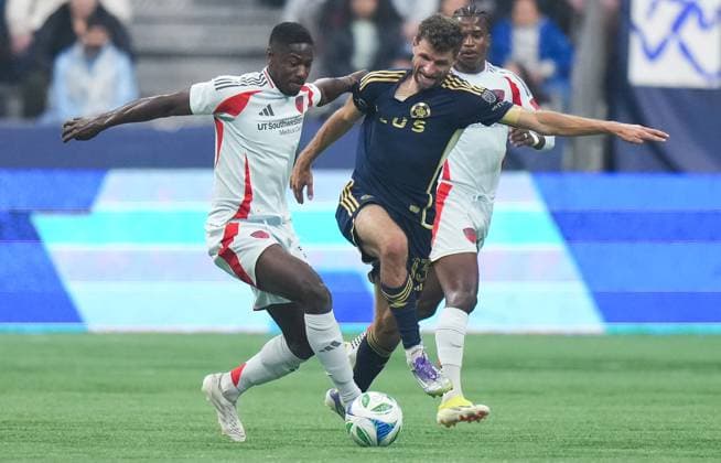 October 18, 2025, Vancouver, Bc, CANADA: FC Dallas Osaze Urhoghide, left, and Vancouver Whitecaps Thomas Muller vie for the ball during the second half of an MLS, Fussball Herren, USA soccer match, in Vancouver, on Saturday, October 18, 2025. Canada News - October 18, 2025  - ZUMAc35_ 20251018_zaf_c35_217 Copyright: xDarrylxDyckx