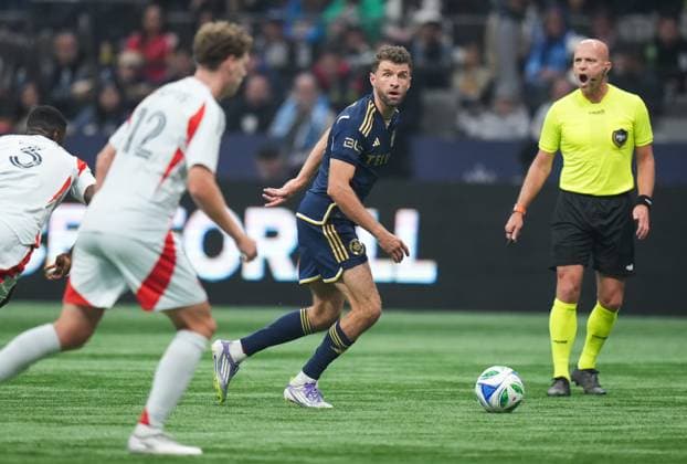 October 18, 2025, Vancouver, Bc, CANADA: Vancouver Whitecaps Thomas Muller, centre, looks to pass as FC Dallas Christian Cappis, front left, defends while referee Allen Chapman watches during the second half of an MLS, Fussball Herren, USA soccer match, in Vancouver, on Saturday, October 18, 2025. Canada News - October 18, 2025  - ZUMAc35_ 20251018_zaf_c35_218 Copyright: xDarrylxDyckx