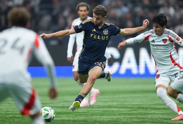 October 18, 2025, Vancouver, Bc, CANADA: Vancouver Whitecaps Thomas Muller, centre, takes a shot on goal as FC Dallas Diego Garcia, right, defends during the second half of an MLS, Fussball Herren, USA soccer match, in Vancouver, on Saturday, Oct. 18, 2025. Canada News - October 18, 2025  - ZUMAc35_ 20251018_zaf_c35_222 Copyright: xDarrylxDyckx