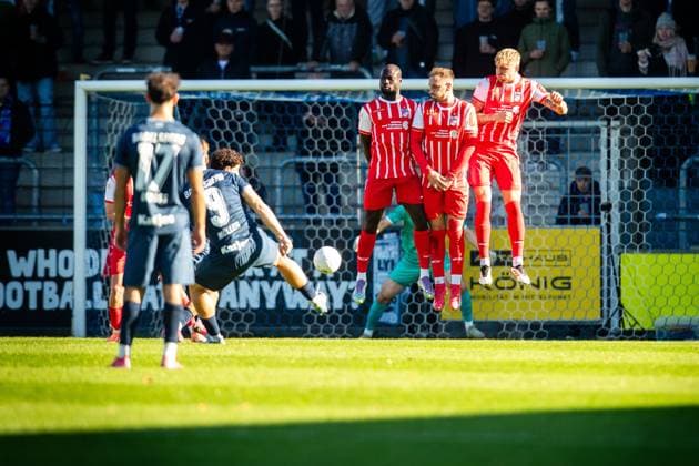 Babelsberg , 181025 , Soccer Regionalliga Nordost SV Babelsberg 03 Rot Weiß Weiss Erfurt in the picture Luis Müller Babelsberg shoots at the wall from Raphael Assibey Mensah , Ömer Uzun and Ben Luca Moritz Erfurt